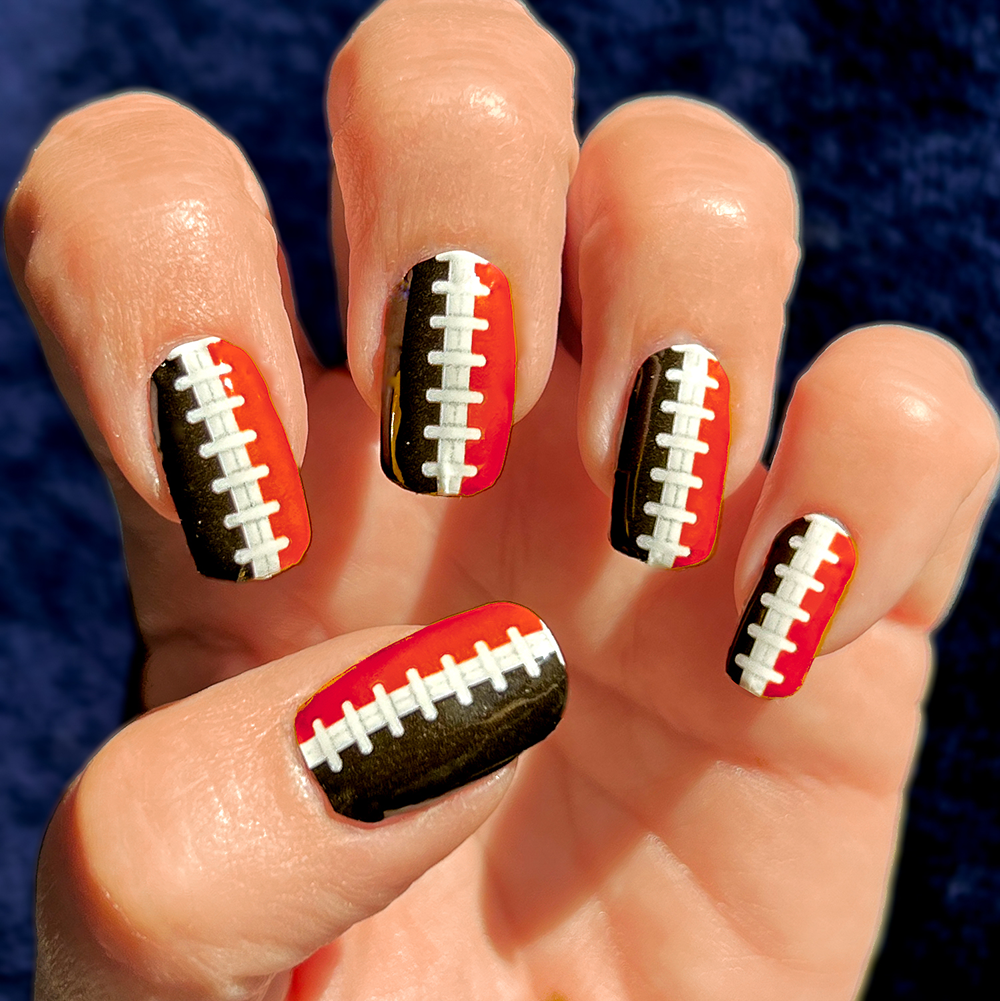 Roman's Nails Spa - Not all Christmas nail art has to be red and green.  This black and glittery red look feels perfectly understated for winter  days. 🌸 Nail design by Van | Facebook