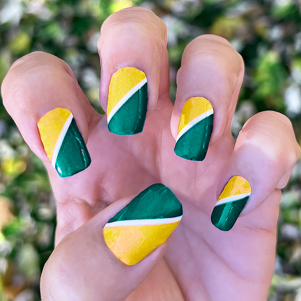 Raggio di Luna Nails: Green & golden diagonal manicure